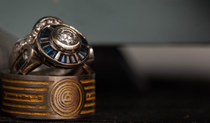 2hANEI1KTbyZwQ5S3BvN_R2D2-and-C3PO-wedding-rings-via-CustomMade.png