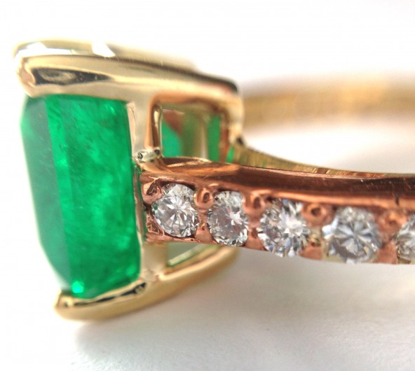 zdSrFsH4Rkia1mKHaupx_Emerald-and-copper-engagement-ring-via-CustomMade-11-592x530.jpg