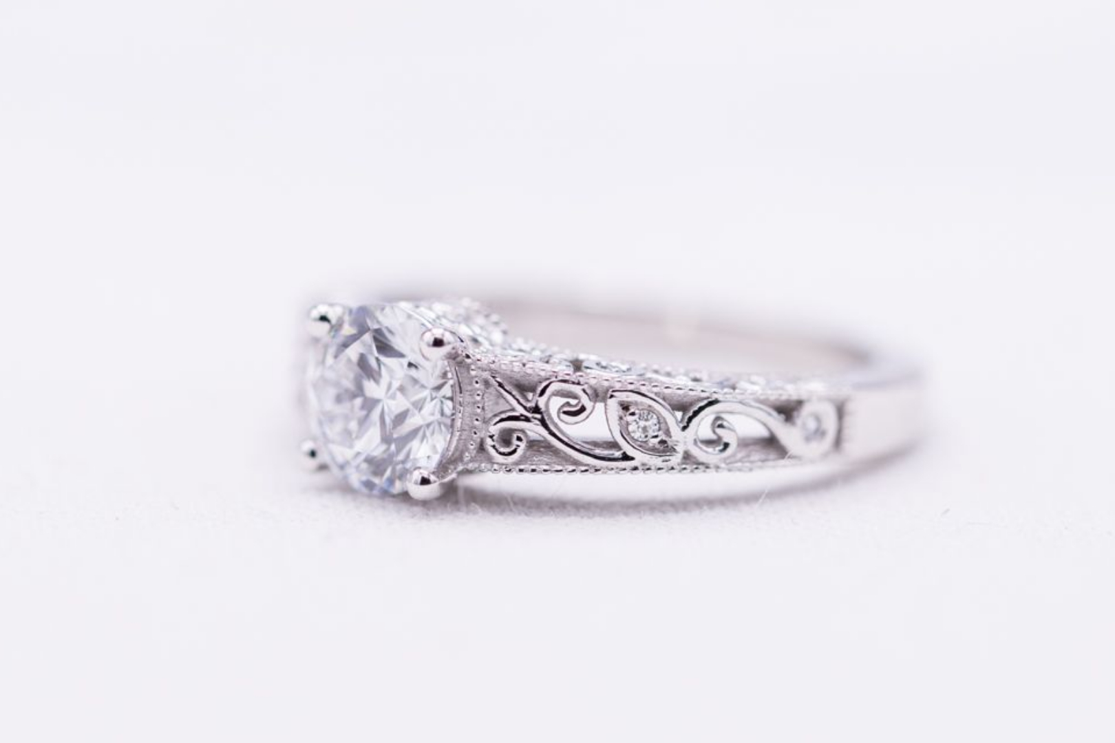 Round lab-created diamond in white gold with filigree